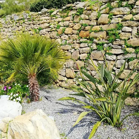 3 Bedrooms House With Sea View Furnished Garden And Wifi At ボルディゲーラ